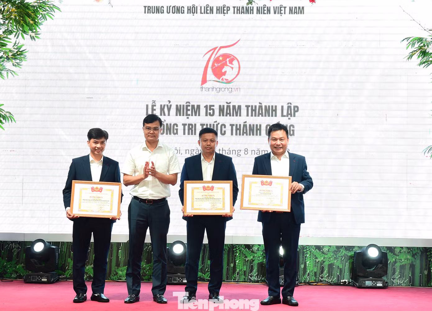 Anh Bùi Quang Huy tặng Bằng khen cá nhân Cổng Thánh Gióng. Ảnh: Xuân Tùng