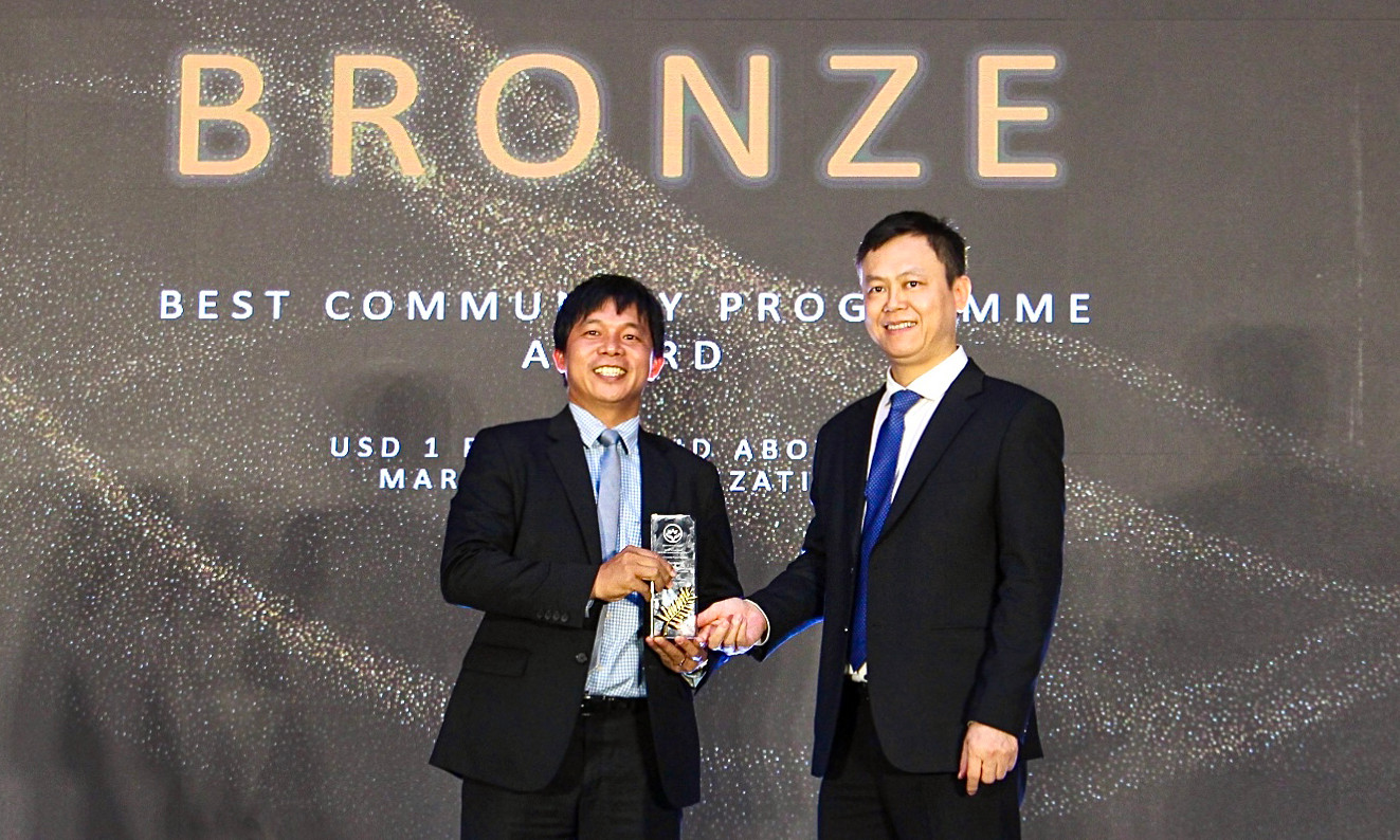 Giám đốc Trường Hy vọng nhận giải thưởng Hoạt động cộng đồng ấn tượng nhất toàn cầu. Ảnh: BTC