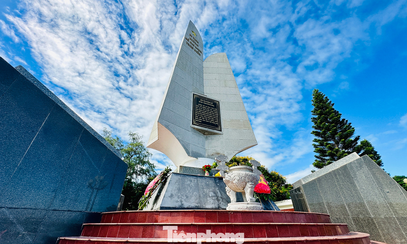 Đài tưởng niệm đường Hồ Chí Minh trên biển ở Đồ Sơn. Ảnh: Xuân Tùng