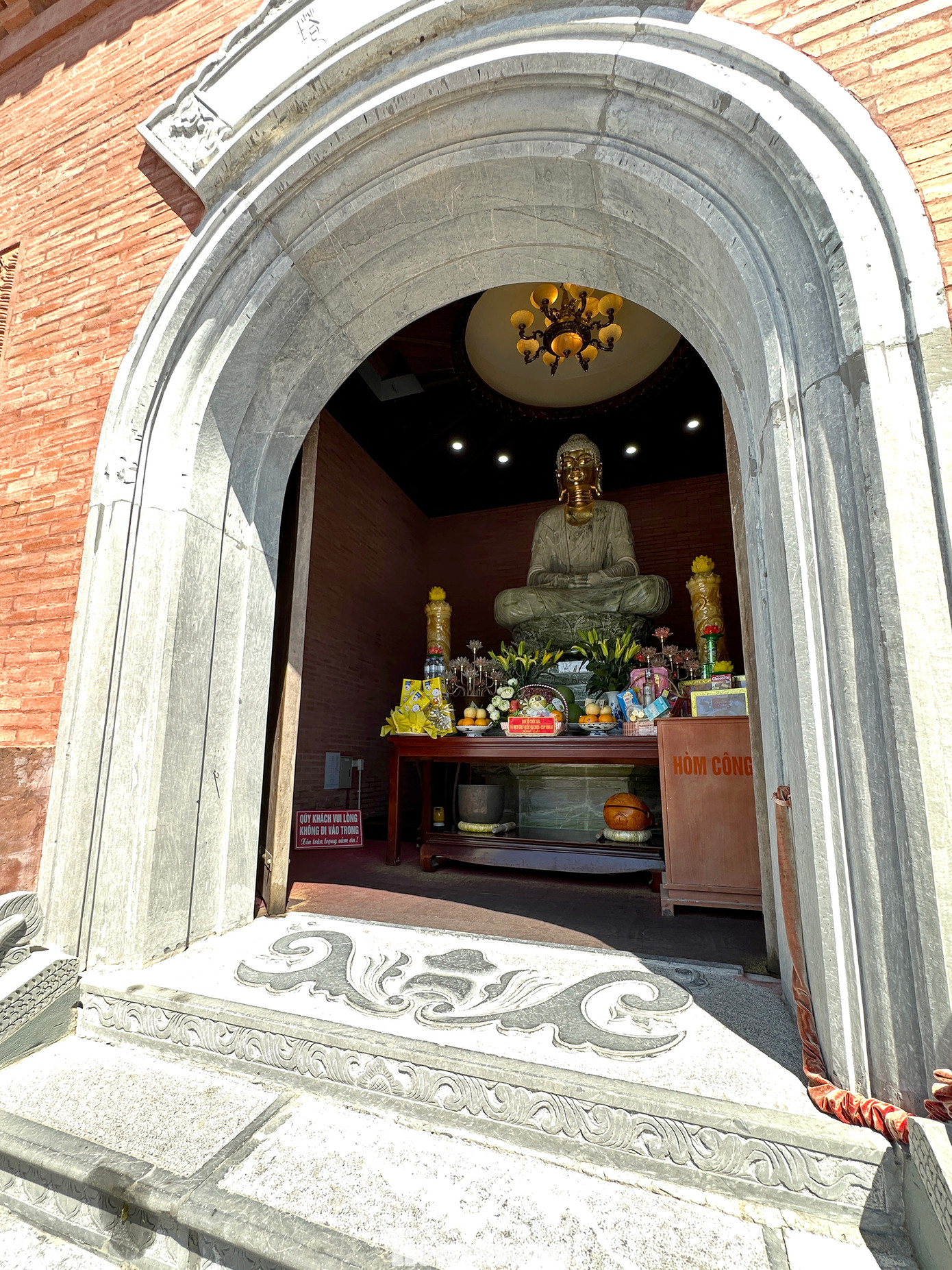 Hình ảnh tháp Tường Long và di tích khảo cổ học. Ảnh: Xuân Tùng