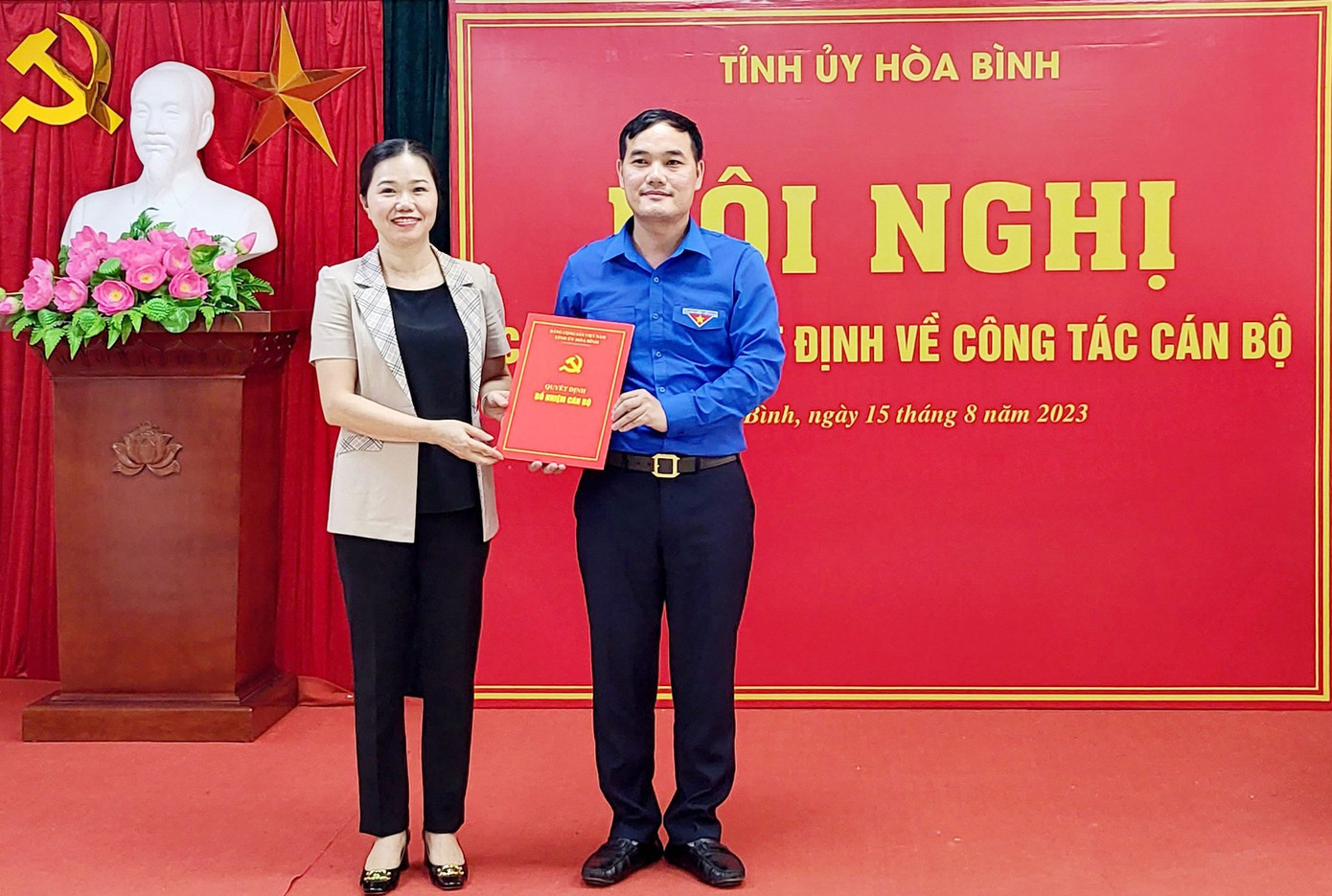 Bà Bùi Thị Minh - Trưởng Ban Tổ chức Tỉnh ủy Hòa Bình trao quyết định của Ban Bí thư T.Ư Đoàn công nhận chức danh Phó Bí thư Tỉnh Đoàn Hòa Bình đối với anh Nguyễn Thành Luân. Bà Bùi Thị Minh - Trưởng Ban Tổ chức Tỉnh ủy Hòa Bình trao quyết định của Ban Bí thư T.Ư Đoàn công nhận chức danh Phó Bí thư Tỉnh Đoàn Hòa Bình đối với anh Nguyễn Thành Luân.