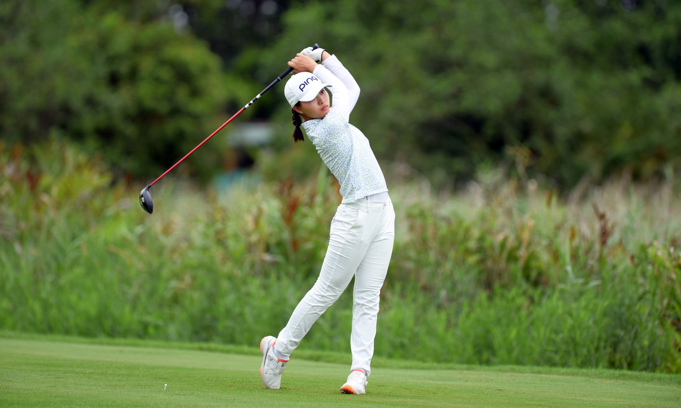 Lê Chúc An bén duyên với golf đã được 5 năm, và được truyền cảm hứng từ gia đình. Dù mới 14 tuổi, golfer sinh năm 2008 đã thể hiện sự tự tin và bản lĩnh trên sân đấu. Cô bé đã gặt hái được nhiều thành tích với bộ sưu tập gần nhiều vô địch hơn 30 chiếc cúp ở nhiều giải đấu... Tại Giải Vô địch Golf Quốc gia 2022 - Cúp VinFast, Chúc An đã có cú HIO ở hố 17 trên sân VinPearl Golf Hải Phòng. Tại giải năm nay, cô tiếp tục có phong độ thi đấu tốt. Lê Chúc An bén duyên với golf đã được 5 năm, và được truyền cảm hứng từ gia đình. Dù mới 14 tuổi, golfer sinh năm 2008 đã thể hiện sự tự tin và bản lĩnh trên sân đấu. Cô bé đã gặt hái được nhiều thành tích với bộ sưu tập gần nhiều vô địch hơn 30 chiếc cúp ở nhiều giải đấu... Tại Giải Vô địch Golf Quốc gia 2022 - Cúp VinFast, Chúc An đã có cú HIO ở hố 17 trên sân VinPearl Golf Hải Phòng. Tại giải năm nay, cô tiếp tục có phong độ thi đấu tốt.