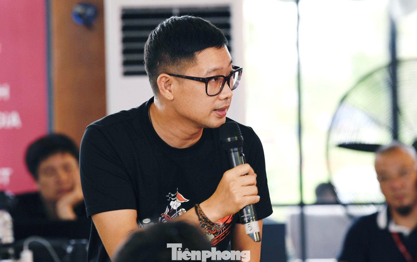 Các nhà báo tác nghiệp, đặt câu hỏi cho Ban tổ chức giải đấu.