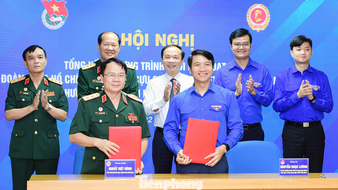 Bí thư thường trực T.Ư Đoàn Nguyễn Ngọc Lương và Phó Chủ tịch T.Ư Hội Cựu chiến binh Việt Nam Khuất Việt Dũng ký kết giữa hai đơn vị giai đoạn 2023-2028. Ảnh: Xuân Tùng