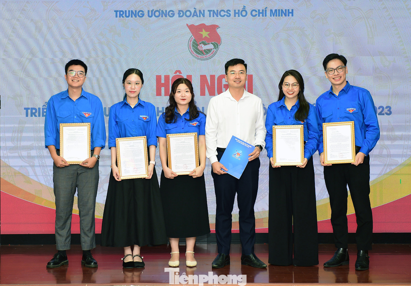 Anh Nguyễn Nhất Linh - Phó Trưởng Ban Tuyên giáo T.Ư Đoàn chúc mừng các công chức mới nhận nhiệm vụ công tác về Ban. Ảnh: Xuân Tùng