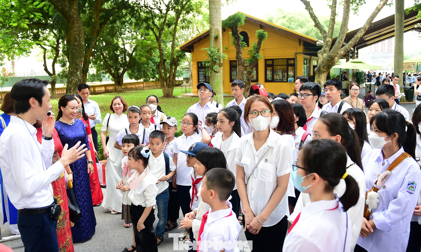 Các đại biểu nghe giới thiệu về Khu di tích Phủ Chủ tịch. Ảnh: Xuân Tùng Các đại biểu nghe giới thiệu về Khu di tích Phủ Chủ tịch. Ảnh: Xuân Tùng