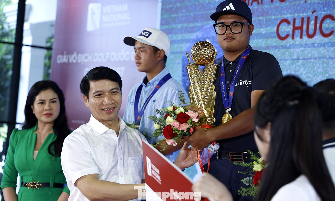 Anh Nguyễn Ngọc Lương - Bí thư thường trực Ban Chấp hành T.Ư Đoàn trao cúp vô địch tặng golfer Nguyễn Nhất Long. Anh Nguyễn Ngọc Lương - Bí thư thường trực Ban Chấp hành T.Ư Đoàn trao cúp vô địch tặng golfer Nguyễn Nhất Long.