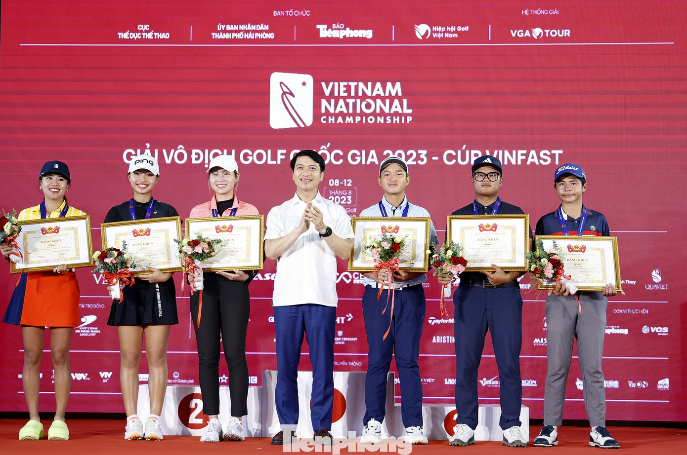 Bí thư thường trực Ban Chấp hành T.Ư Đoàn Nguyễn Ngọc Lương tặng Bằng khen 6 vận động viên xuất sắc nhất giải đấu. Bí thư thường trực Ban Chấp hành T.Ư Đoàn Nguyễn Ngọc Lương tặng Bằng khen 6 vận động viên xuất sắc nhất giải đấu.