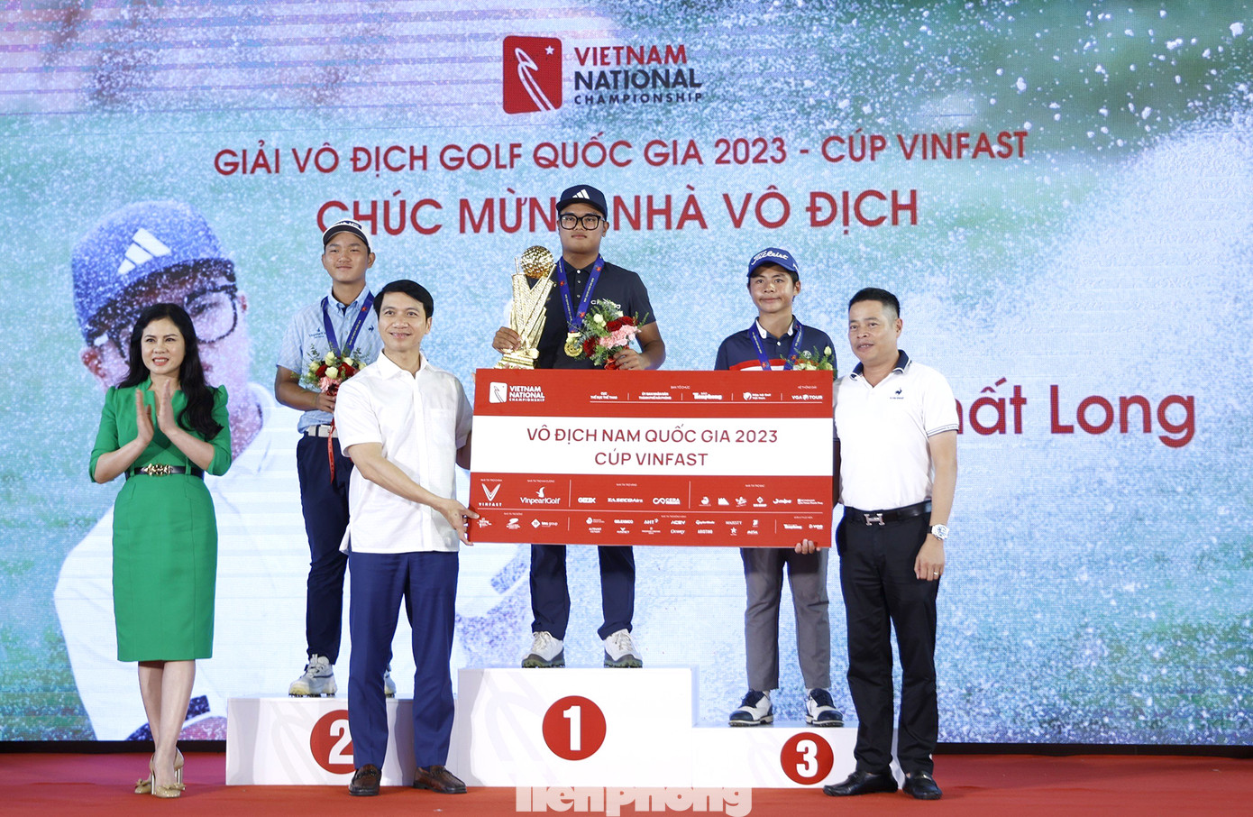 Bí thư thường trực Ban Chấp hành T.Ư Đoàn Nguyễn Ngọc Lương; Giám đốc Sở Văn hóa và Thể thao TP Hải Phòng, đồng Trưởng ban Tổ chức Trần Thị Hoàng Mai; Đại diện Cục Thể dục Thể thao Nguyễn Quốc Hùng trao cúp và huy chương tặng các vận động viên nam xuất sắc nhất Giải Vô địch Golf Quốc gia năm 2023 - Cúp VinFast. Bí thư thường trực Ban Chấp hành T.Ư Đoàn Nguyễn Ngọc Lương; Giám đốc Sở Văn hóa và Thể thao TP Hải Phòng, đồng Trưởng ban Tổ chức Trần Thị Hoàng Mai; Đại diện Cục Thể dục Thể thao Nguyễn Quốc Hùng trao cúp và huy chương tặng các vận động viên nam xuất sắc nhất Giải Vô địch Golf Quốc gia năm 2023 - Cúp VinFast.