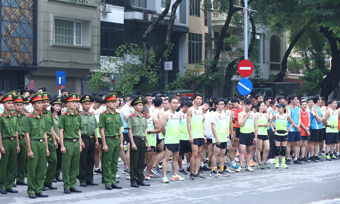 Dự chương trình, có anh Bùi Quang Huy - Uỷ viên dự khuyết T.Ư Đảng, Bí thư thứ nhất T.Ư Đoàn; Thiếu tướng Ngô Hoài Thu - Phó Cục trưởng Cục Công tác Đảng, công tác chính trị Bộ Công an; anh Nguyễn Kim Quy - Uỷ viên Ban Thường vụ T.Ư Đoàn, Phó Chủ tịch thường trực T.Ư Hội LHTN Việt Nam; cùng 500 thanh niên, sinh viên Thủ đô.