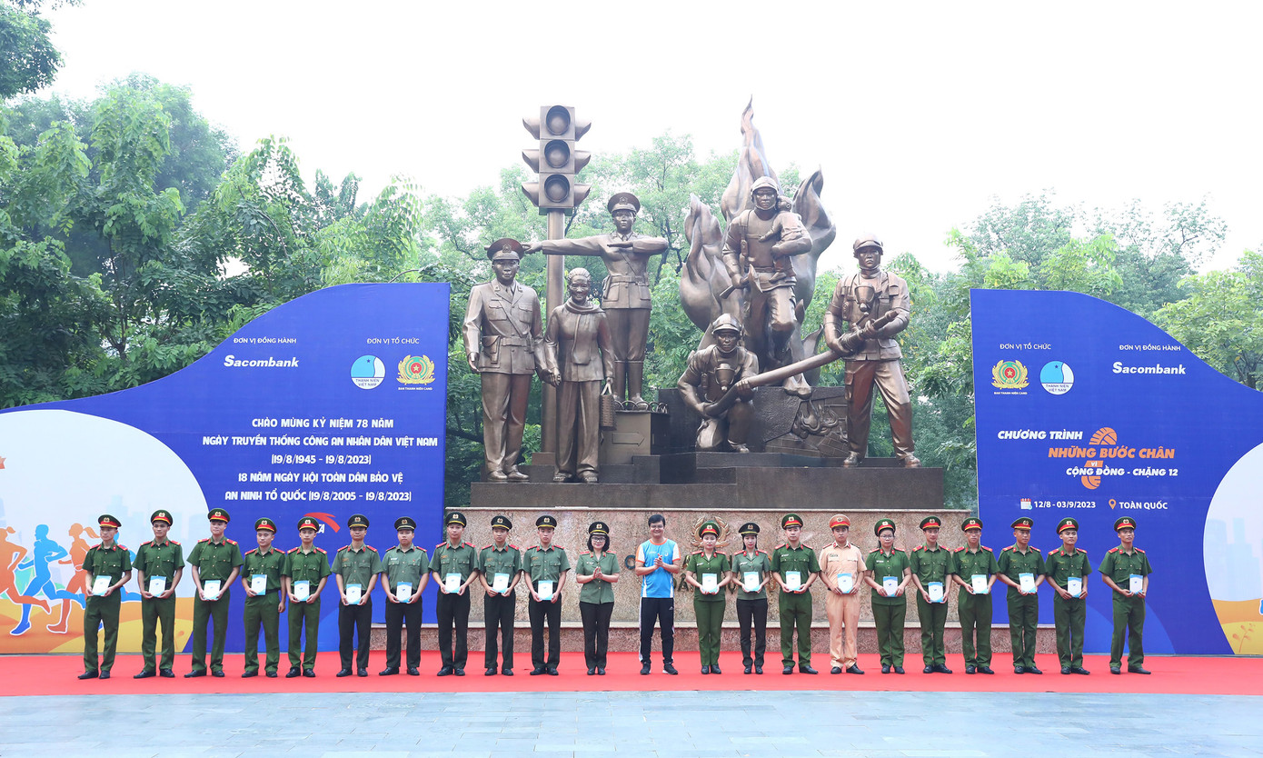 Bí thư thứ nhất T.Ư Đoàn Bùi Quang Huy và Thiếu tướng Ngô Hoài Thu - Phó Cục trưởng Cục Công tác Đảng, công tác chính trị Bộ Công an trao tặng quà trong chương trình.