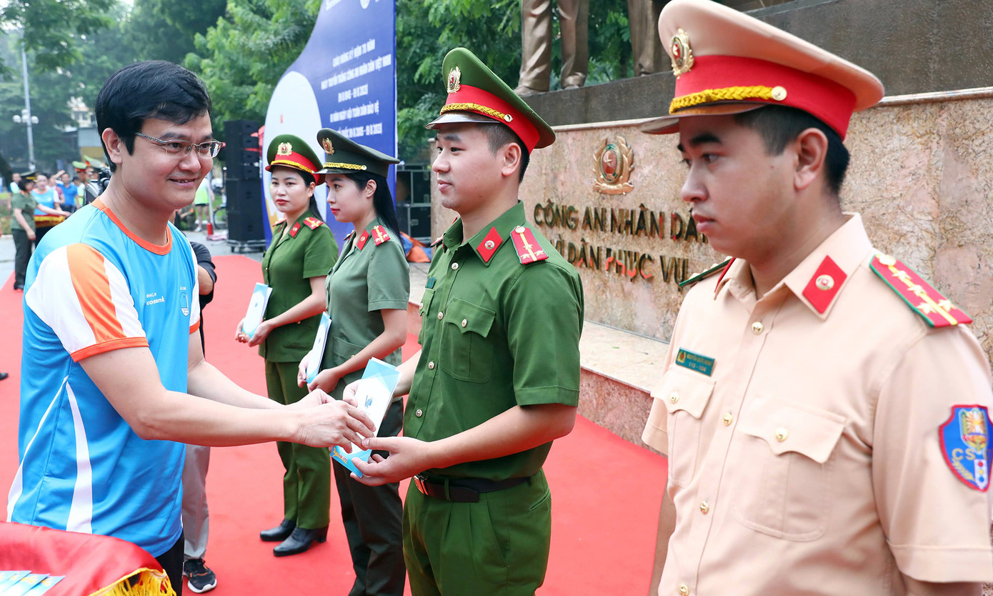 Dịp này, Ban tổ chức đã trao 40 suất học bổng cho 40 thanh niên, sinh viên công an nhân dân là người dân tộc thiểu số có hoàn cảnh khó khăn vươn lên trong học tập; tặng biển tượng trưng công trình Nhà văn hóa cộng đồng dân tộc Cống (sinh sống trên địa bàn tỉnh Lai Châu) trị giá 1 tỷ đồng.