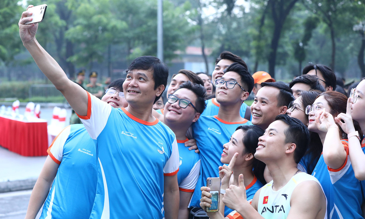 Anh Bùi Quang Huy chụp ảnh cùng đoàn viên, thanh niên tham gia chương trình.