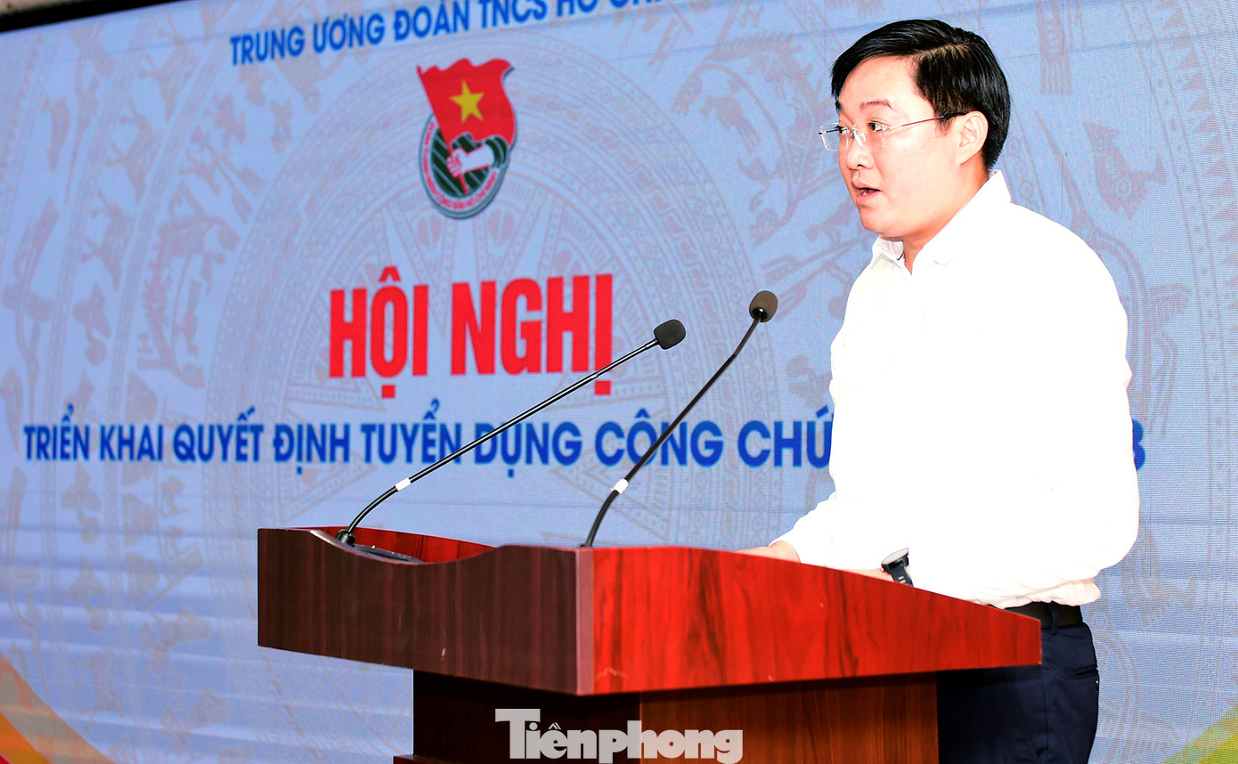 Anh Bùi Minh Tuấn công bố quyết định tuyển dụng công chức năm 2023 tại hội nghị. Ảnh: Xuân Tùng