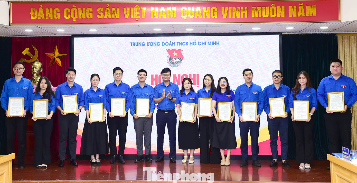 Anh Bùi Quang Huy trao quyết định tuyển dụng và phân công nhiệm vụ đối với các công chức mới. Ảnh: Xuân Tùng