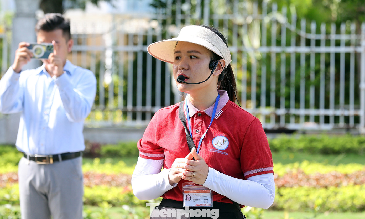 Đoàn đại biểu tham quan Bến tàu không số - Bến K15. Ảnh: Trọng Tài