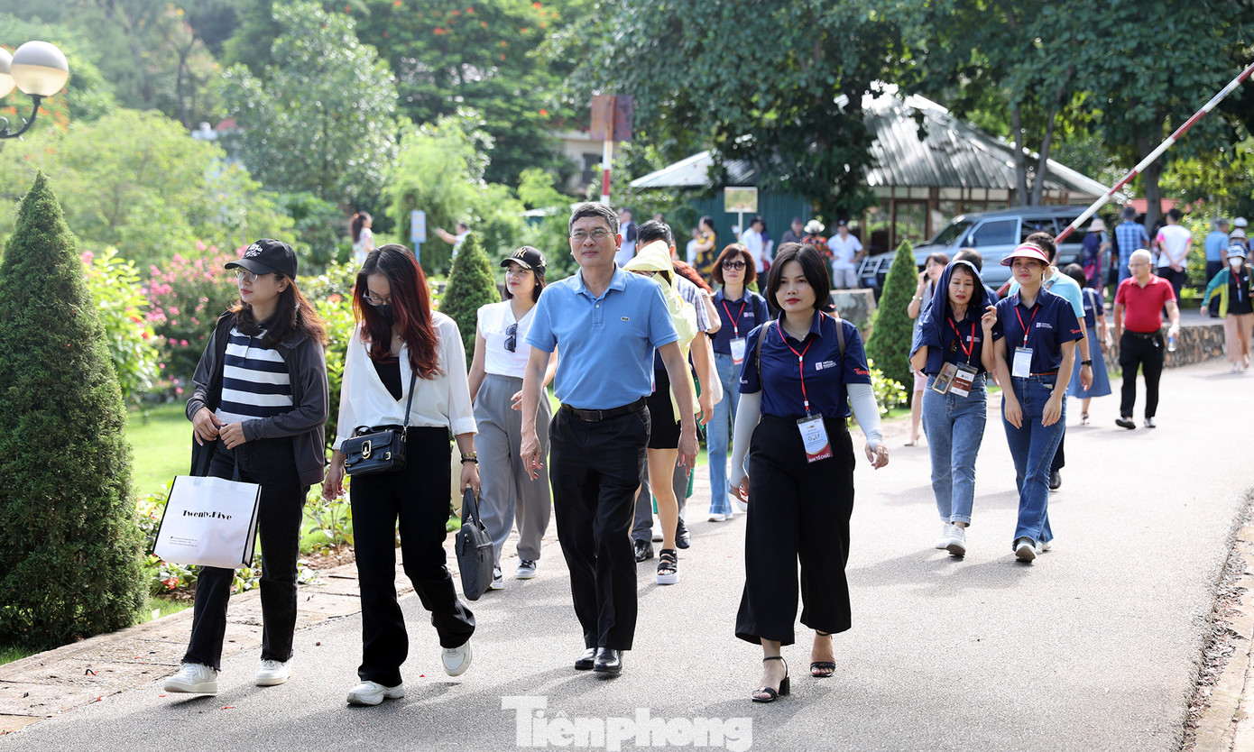 Đoàn đại biểu tham quan Bến tàu không số - Bến K15. Ảnh: Trọng Tài