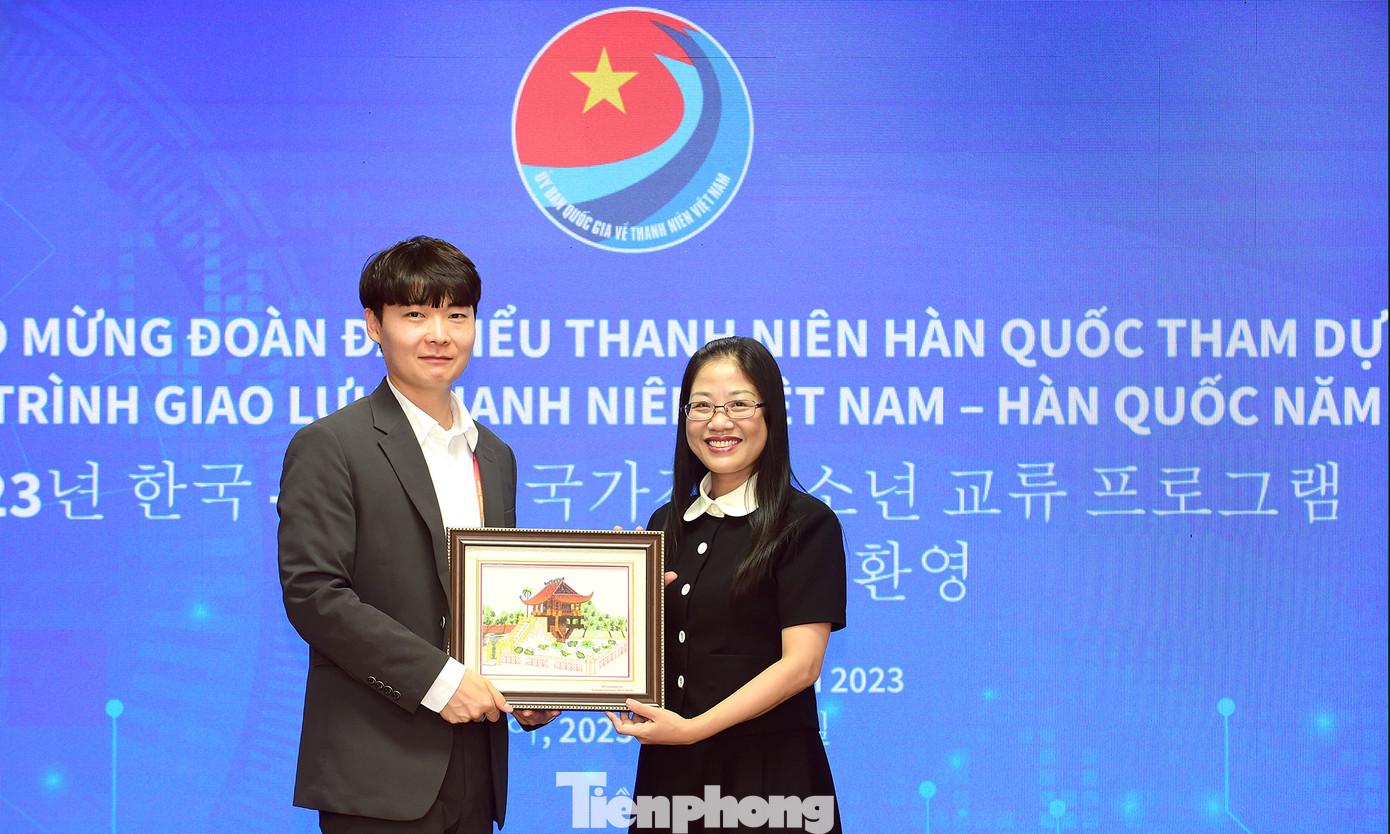 Chị Nguyễn Thị Ngà tặng quà lưu niệm anh Lee Wonseok. Ảnh: Xuân Tùng