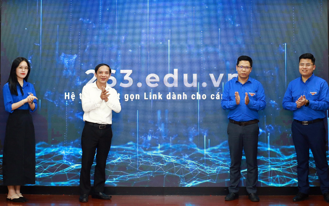 Các đại biểu thực hiện nghi thức ra mắt hệ thống rút gọn Link 262. Ảnh: Bảo Anh Các đại biểu thực hiện nghi thức ra mắt hệ thống rút gọn Link 262. Ảnh: Bảo Anh