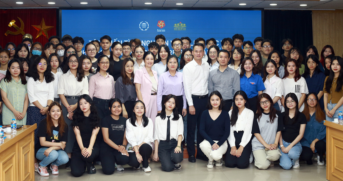 Các liên lạc viên, tình nguyện viên và đại biểu, chuyên gia chụp ảnh lưu niệm tại chương trình tập huấn. Ảnh: BTC