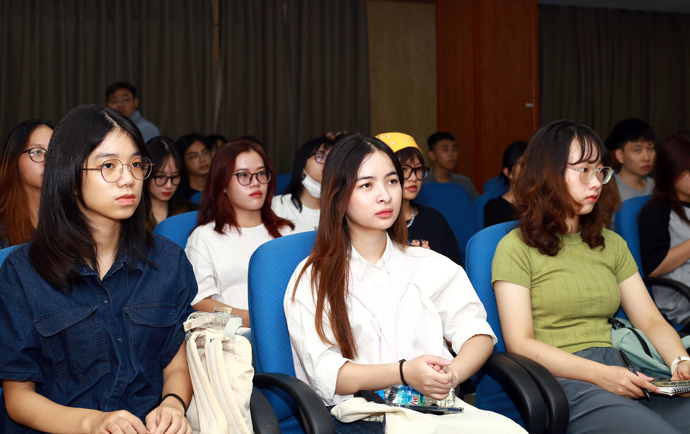 Các liên lạc viên, tình nguyện viên phục vụ hội nghị tham gia chương trình tập huấn. Ảnh: BTC