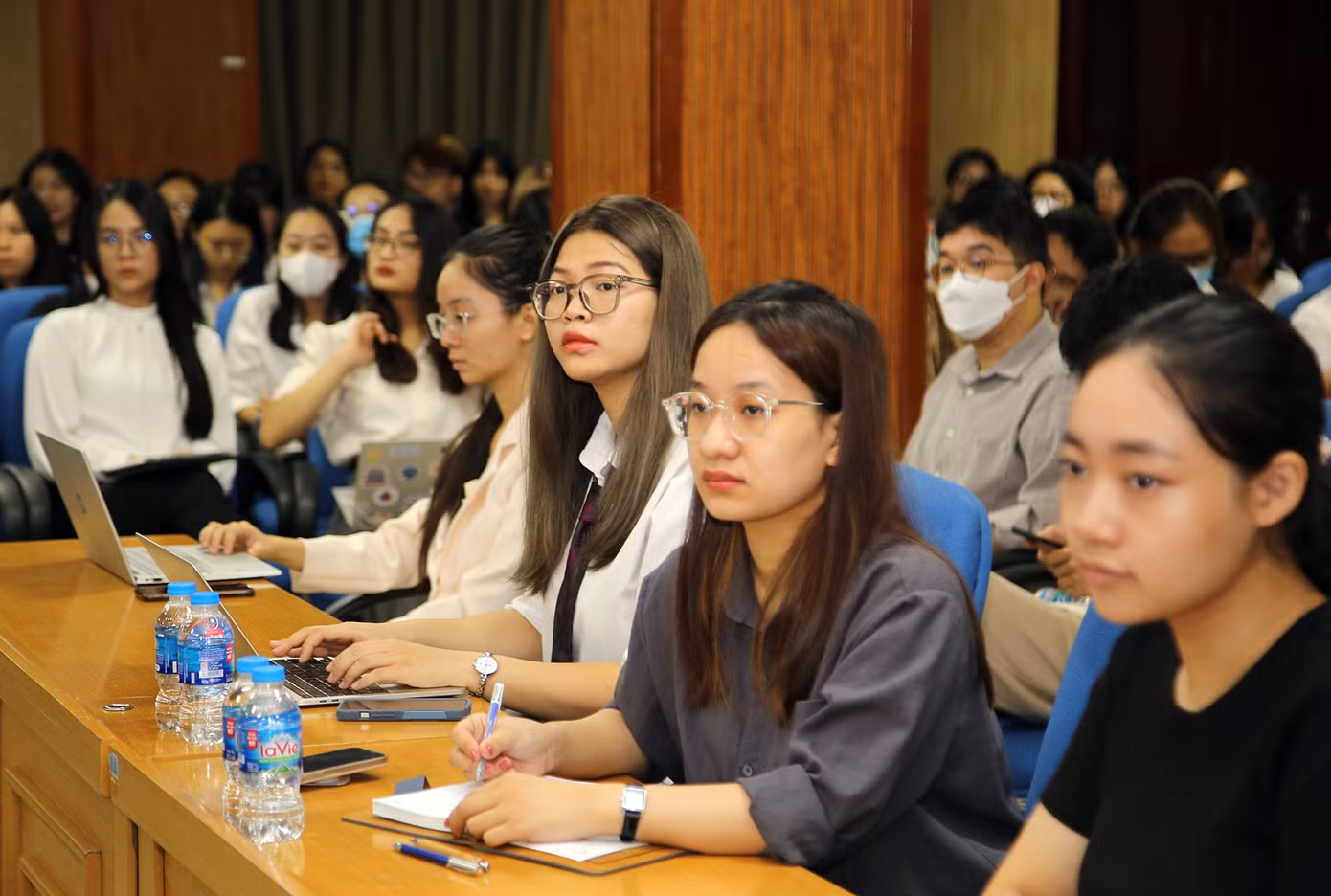 Các tình nguyện viên, liên lạc viên phục vụ Hội nghị Nghị sĩ trẻ toàn cầu lần thứ 9 tham gia hoạt động tập huấn. Các tình nguyện viên, liên lạc viên phục vụ Hội nghị Nghị sĩ trẻ toàn cầu lần thứ 9 tham gia hoạt động tập huấn.