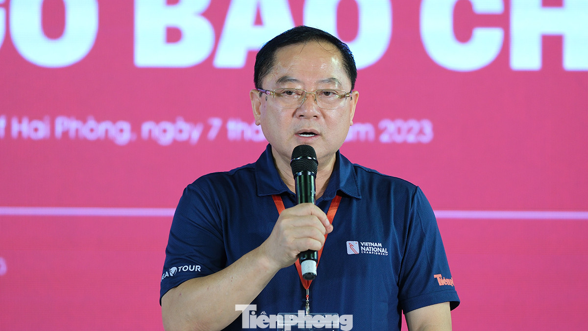 Nhà báo Lê Xuân Sơn phát biểu tại chương trình.