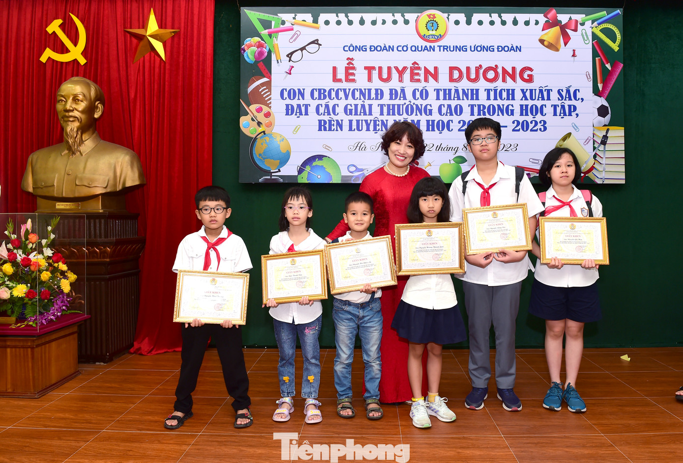 Chị Lê Hồng Hạnh - Chủ tịch Công đoàn cơ quan T.Ư Đoàn chụp ảnh cùng các con của cán bộ, viên chức, phóng viên và người lao động Báo Tiền Phong. Ảnh: Xuân Tùng Chị Lê Hồng Hạnh - Chủ tịch Công đoàn cơ quan T.Ư Đoàn chụp ảnh cùng các con của cán bộ, viên chức, phóng viên và người lao động Báo Tiền Phong. Ảnh: Xuân Tùng