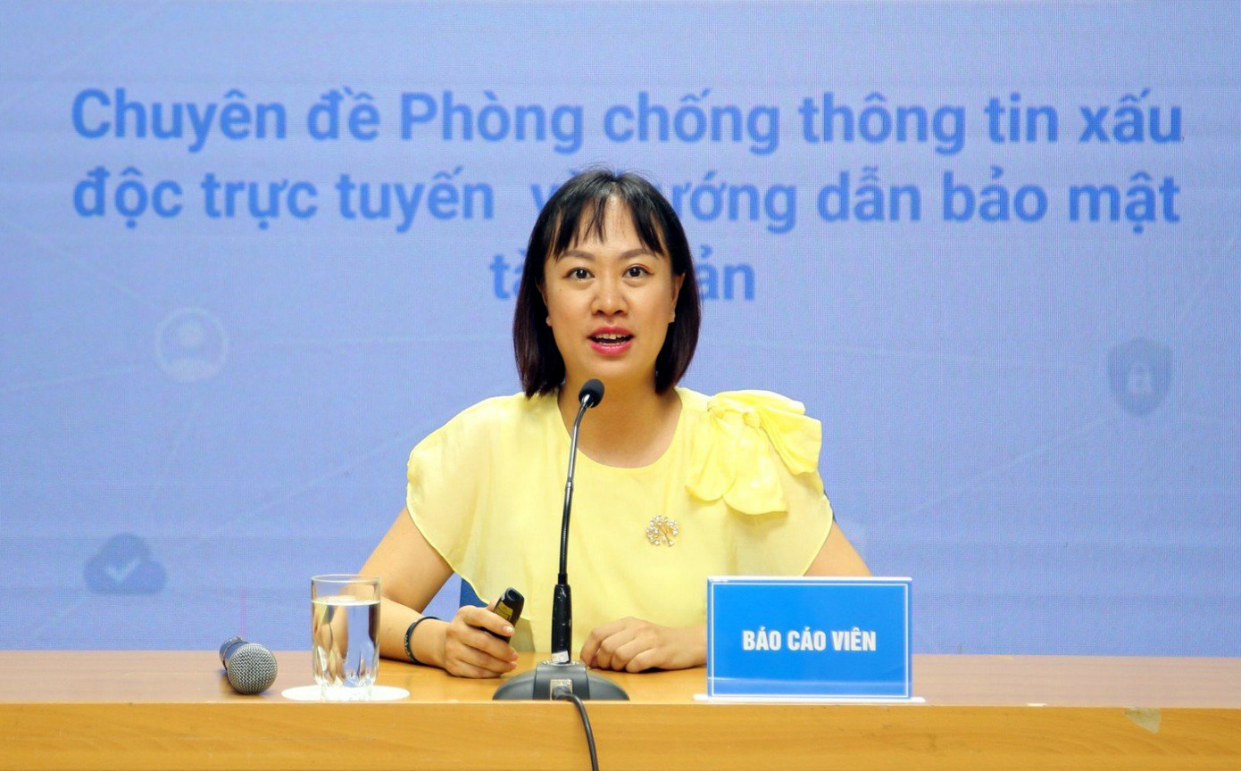 Bà Nguyễn Thị Hoàng Anh chia sẻ tại chương trình. Ảnh: BTC