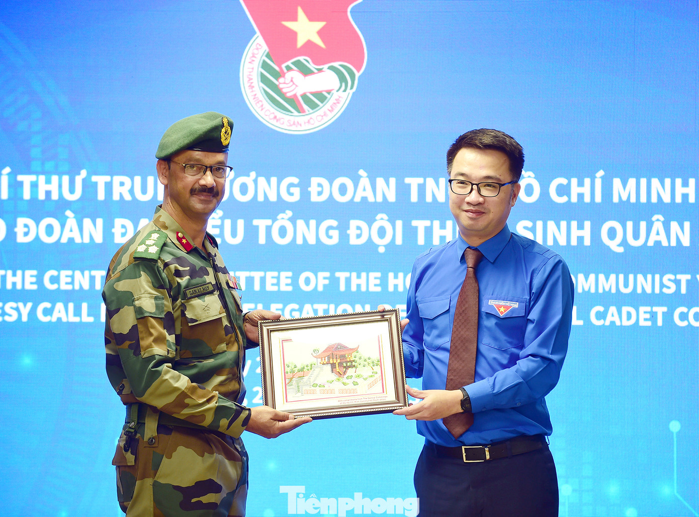 Bí thư T.Ư Đoàn Nguyễn Tường Lâm tặng quà lưu niệm Chuẩn tướng Saikat Roy. Ảnh: Xuân Tùng Bí thư T.Ư Đoàn Nguyễn Tường Lâm tặng quà lưu niệm Chuẩn tướng Saikat Roy. Ảnh: Xuân Tùng