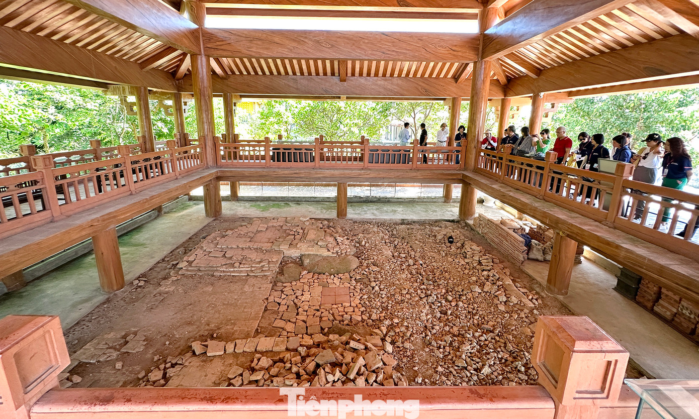 Hình ảnh tháp Tường Long và di tích khảo cổ học. Ảnh: Xuân Tùng