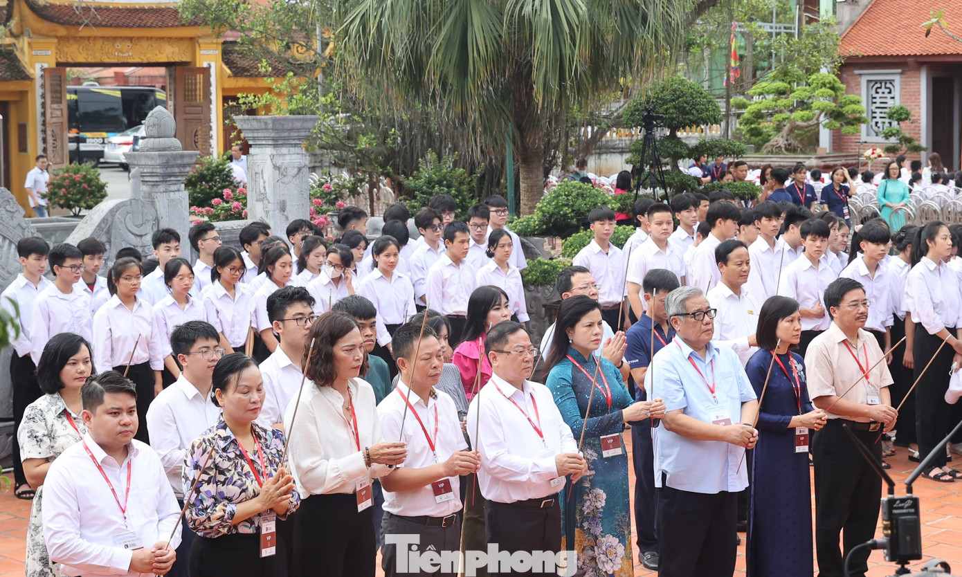 Các đại biểu, đoàn viên thanh niên, học sinh tham dự lễ dâng hương Trạng trình Nguyễn Bỉnh Khiêm.