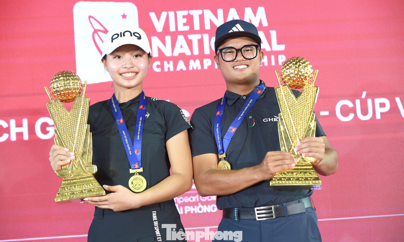 Hai nhà vô địch Lê Chúc An và Nguyễn Nhất Long tại lễ trao giải. Hai nhà vô địch Lê Chúc An và Nguyễn Nhất Long tại lễ trao giải.