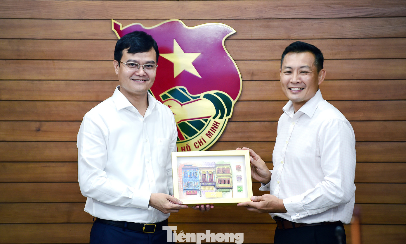 Giám đốc điều hành Hội đồng Thanh niên Quốc gia Singapore David Chua tặng quà lưu niệm tới Bí thư thứ nhất T.Ư Đoàn, Chủ nhiệm UBQG về Thanh niên Việt Nam Bùi Quang Huy. Ảnh: Xuân Tùng Giám đốc điều hành Hội đồng Thanh niên Quốc gia Singapore David Chua tặng quà lưu niệm tới Bí thư thứ nhất T.Ư Đoàn, Chủ nhiệm UBQG về Thanh niên Việt Nam Bùi Quang Huy. Ảnh: Xuân Tùng