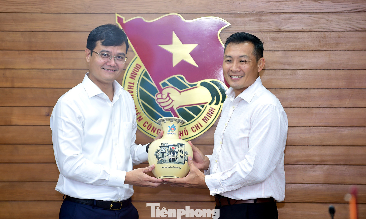 Bí thư thứ nhất T.Ư Đoàn, Chủ nhiệm UBQG về Thanh niên Việt Nam Bùi Quang Huy tặng quà lưu niệm tới Giám đốc điều hành Hội đồng Thanh niên Quốc gia Singapore David Chua. Ảnh: Xuân Tùng Bí thư thứ nhất T.Ư Đoàn, Chủ nhiệm UBQG về Thanh niên Việt Nam Bùi Quang Huy tặng quà lưu niệm tới Giám đốc điều hành Hội đồng Thanh niên Quốc gia Singapore David Chua. Ảnh: Xuân Tùng