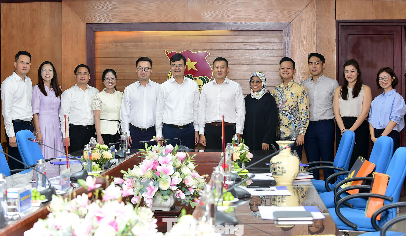 Đại biểu hai bên chụp ảnh lưu niệm. Ảnh: Xuân Tùng Đại biểu hai bên chụp ảnh lưu niệm. Ảnh: Xuân Tùng