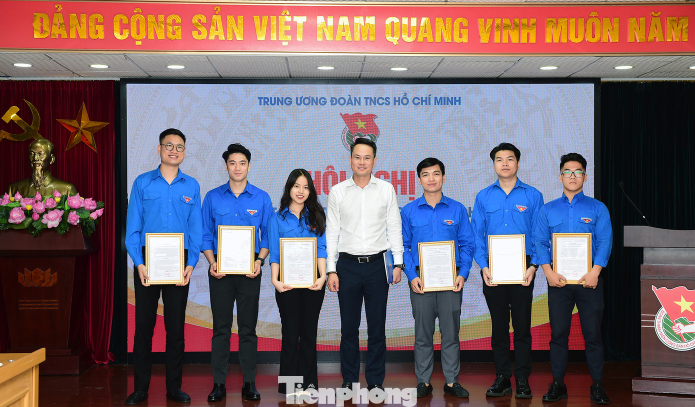 Anh Nguyễn Kim Quy - Trưởng Ban Đoàn kết tập hợp thanh niên chúc mừng các công chức mới nhận nhiệm vụ công tác về Ban. Ảnh: Xuân Tùng