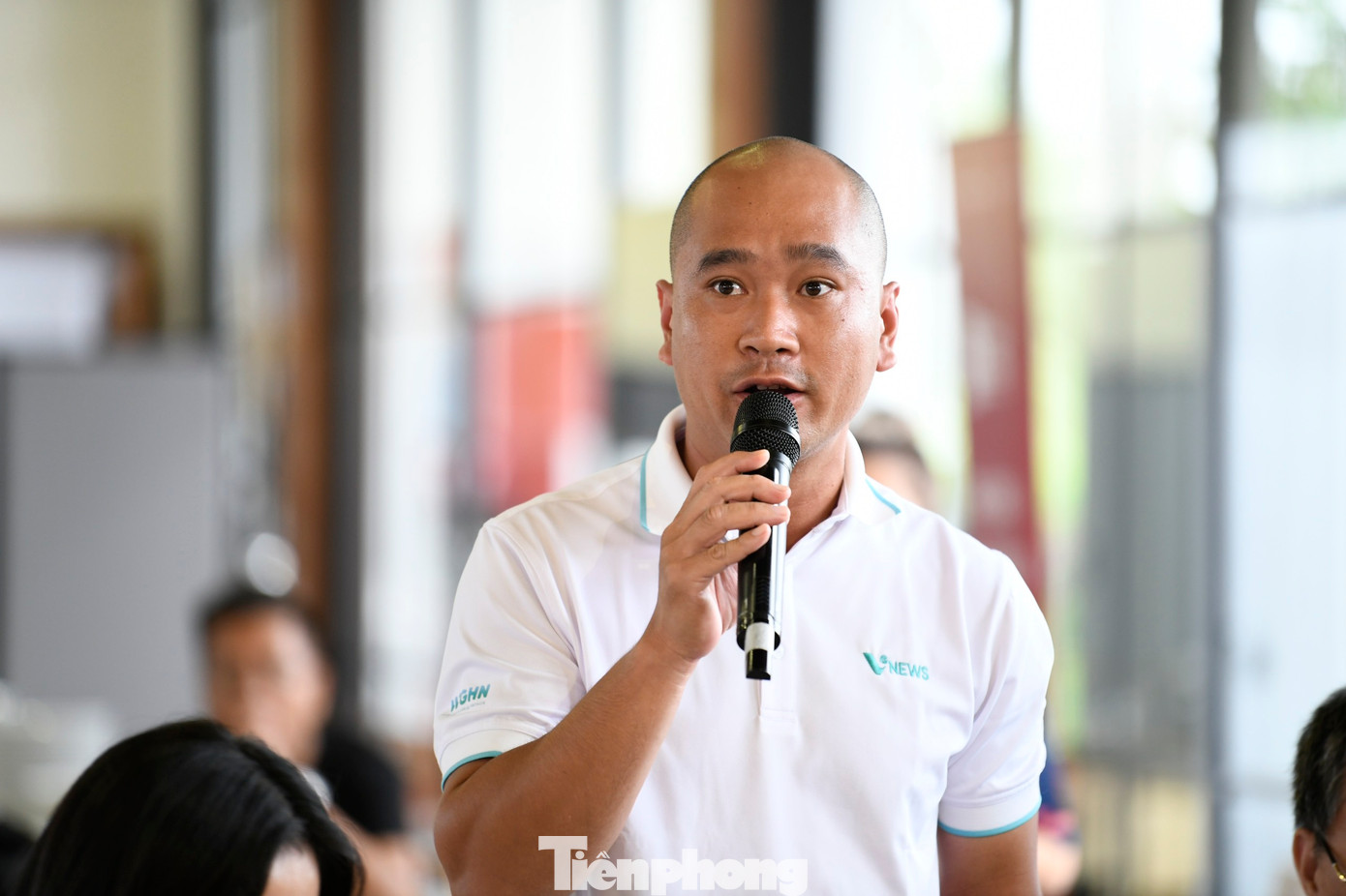 Các nhà báo tác nghiệp, đặt câu hỏi cho Ban tổ chức giải đấu.