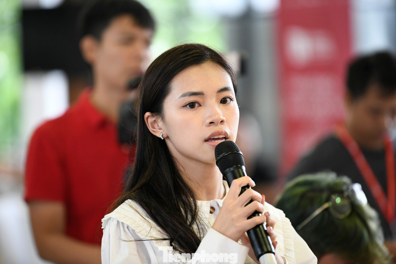 Các nhà báo tác nghiệp, đặt câu hỏi cho Ban tổ chức giải đấu.