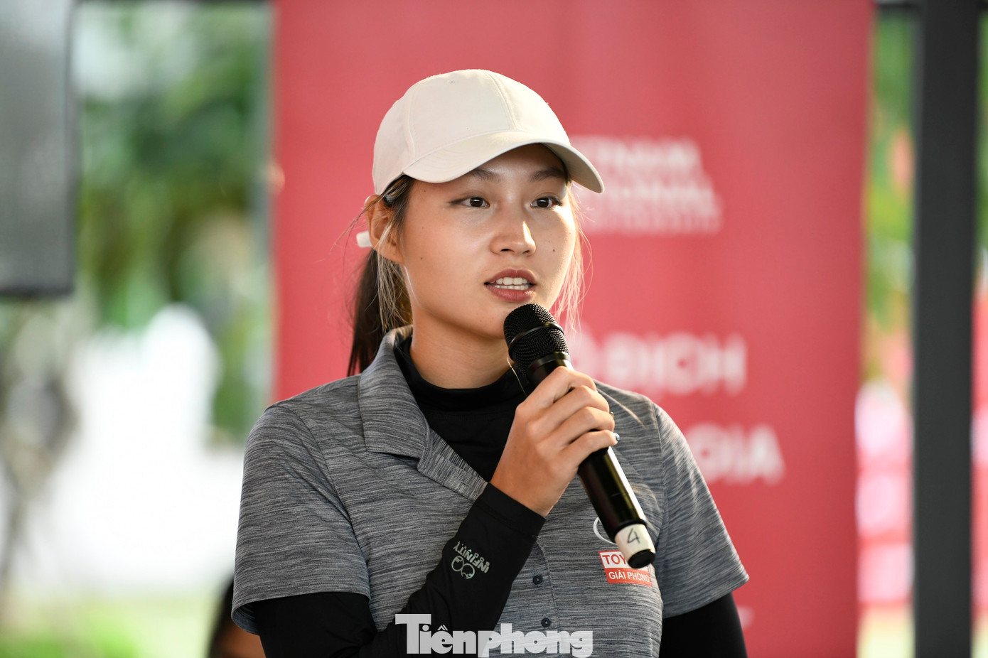 Golfer Khuê Minh chia sẻ tại chương trình.