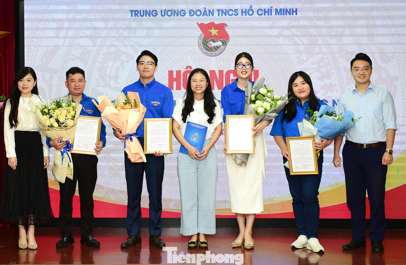 Chị Lê Hồng Nhung - Phó Trưởng Ban Quốc tế T.Ư Đoàn và cán bộ chúc mừng các công chức mới nhận nhiệm vụ công tác về Ban. Ảnh: Xuân Tùng