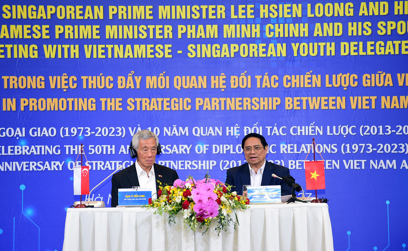 Thủ tướng Phạm Minh Chính và Thủ tướng Lý Hiển Long trao đổi với thanh niên tại chương trình. (Ảnh: Xuân Tùng) Thủ tướng Phạm Minh Chính và Thủ tướng Lý Hiển Long trao đổi với thanh niên tại chương trình. (Ảnh: Xuân Tùng)