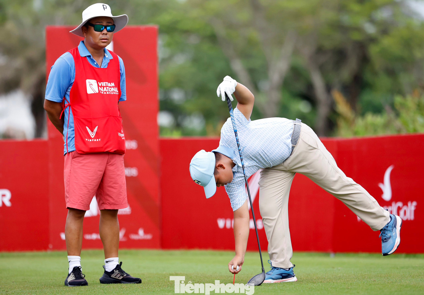 Golfer Nguyễn Trọng Hoàng và bố Nguyễn Phát Minh trong ngày khởi tranh Giải Vô địch Golf Quốc gia năm 2023 – Cúp VinFast. Golfer Nguyễn Trọng Hoàng và bố Nguyễn Phát Minh trong ngày khởi tranh Giải Vô địch Golf Quốc gia năm 2023 – Cúp VinFast.