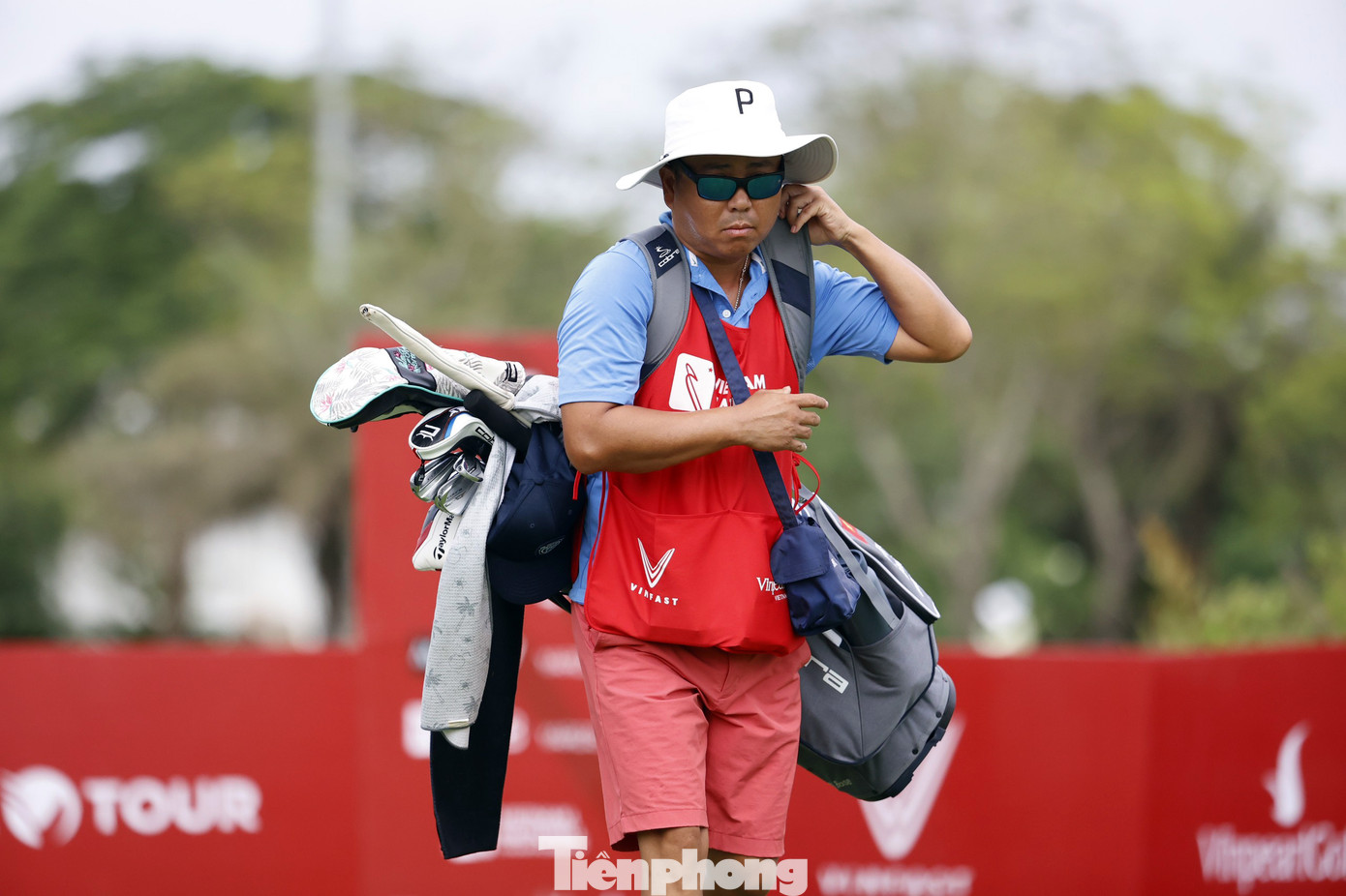 Golfer Nguyễn Trọng Hoàng và bố Nguyễn Phát Minh trong ngày khởi tranh Giải Vô địch Golf Quốc gia năm 2023 – Cúp VinFast. Golfer Nguyễn Trọng Hoàng và bố Nguyễn Phát Minh trong ngày khởi tranh Giải Vô địch Golf Quốc gia năm 2023 – Cúp VinFast.
