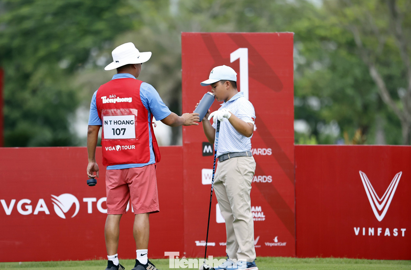 Golfer Nguyễn Trọng Hoàng và bố Nguyễn Phát Minh trong ngày khởi tranh Giải Vô địch Golf Quốc gia năm 2023 – Cúp VinFast. Golfer Nguyễn Trọng Hoàng và bố Nguyễn Phát Minh trong ngày khởi tranh Giải Vô địch Golf Quốc gia năm 2023 – Cúp VinFast.