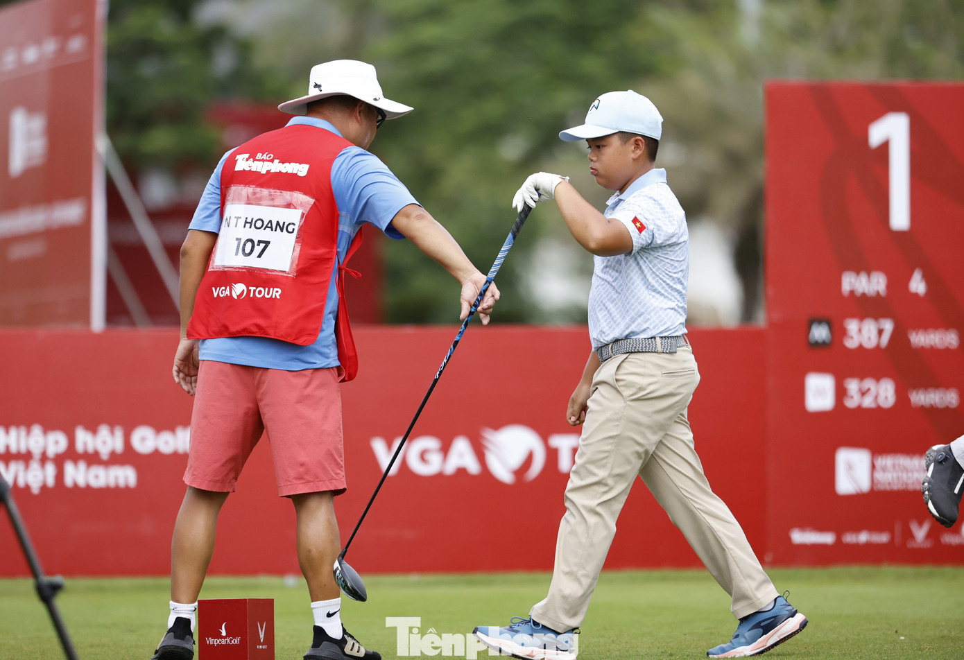 Golfer Nguyễn Trọng Hoàng và bố Nguyễn Phát Minh trong ngày khởi tranh Giải Vô địch Golf Quốc gia năm 2023 – Cúp VinFast. Golfer Nguyễn Trọng Hoàng và bố Nguyễn Phát Minh trong ngày khởi tranh Giải Vô địch Golf Quốc gia năm 2023 – Cúp VinFast.