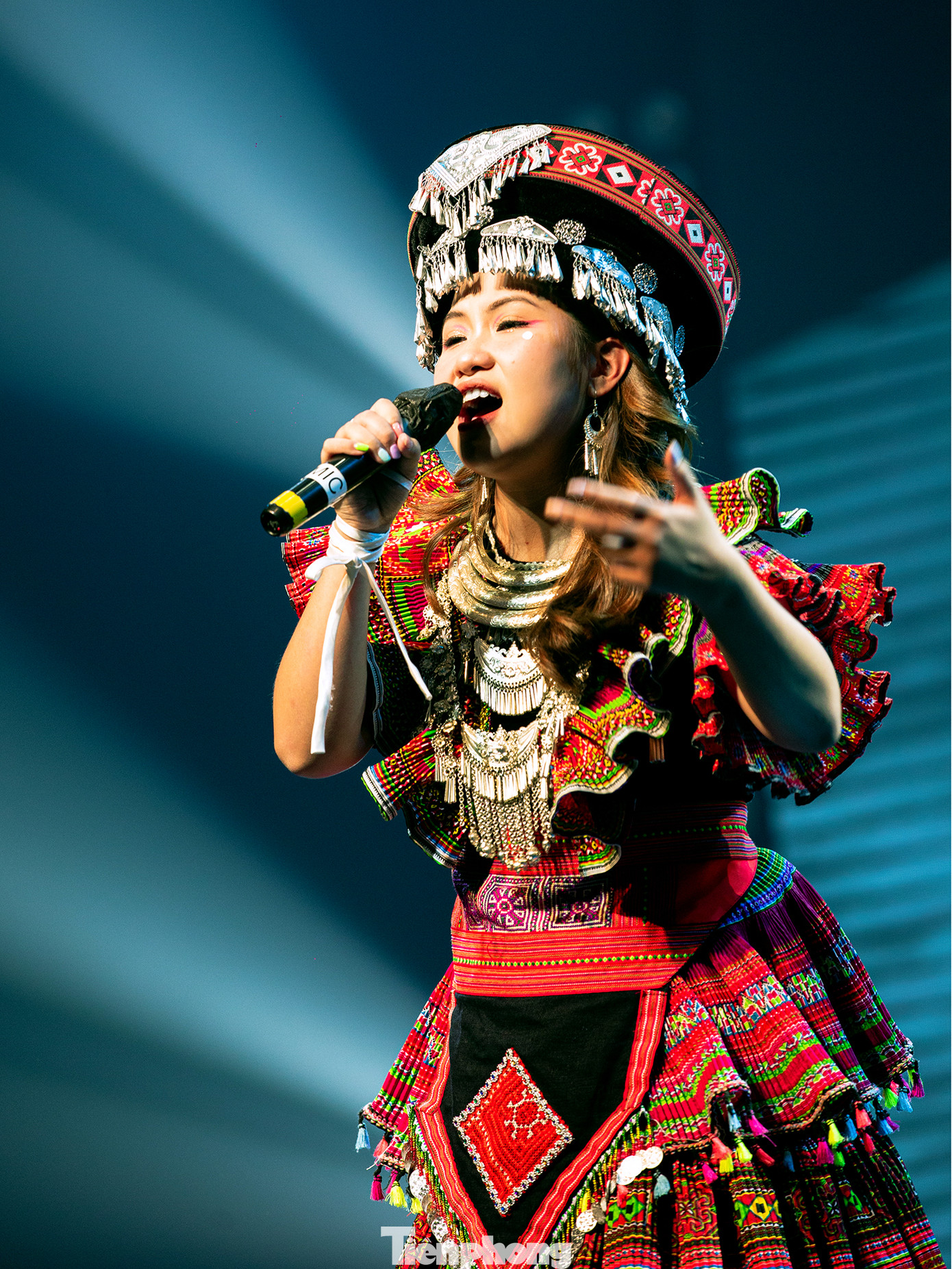 Để chuẩn bị cho kì thi tốt nghiệp, các sinh viên phải chuẩn bị phục trang, dựng vũ đạo, thuê đạo cụ biểu diễn, chuẩn bị hình ảnh visual chiếu màn hình... (Trong ảnh, là phần thi của sinh viên Hoàng Hải Vân