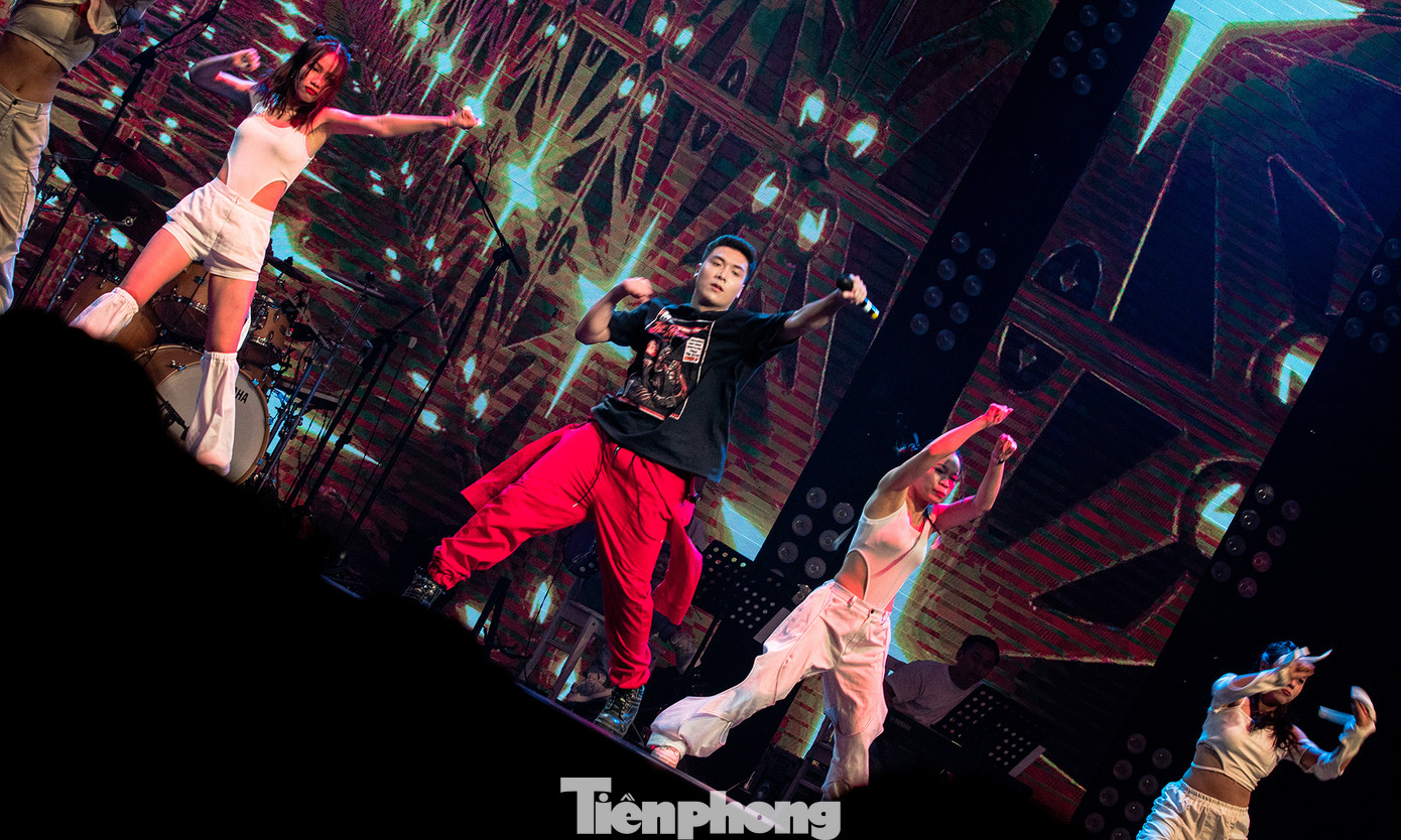 Trong đó, có các ca khúc Việt được nhiều người yêu thích như Có chàng trai viết lên cây, Em của ngày hôm qua...; hay những ca khúc gắn liền với ký ức từ thế hệ 7X, 8X như như Cheri Cheri Lady của Modern Talking