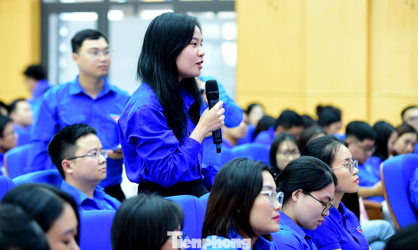 Đoàn viên thanh niên đặt câu hỏi tại chương trình. Ảnh: Xuân Tùng Đoàn viên thanh niên đặt câu hỏi tại chương trình. Ảnh: Xuân Tùng