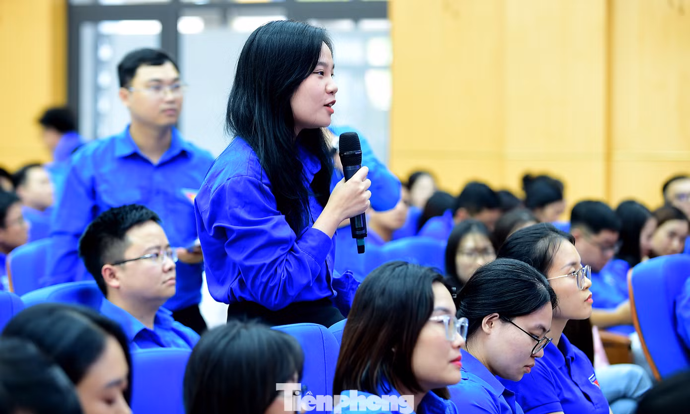 Đoàn viên thanh niên đặt câu hỏi tại chương trình. Ảnh: Xuân Tùng